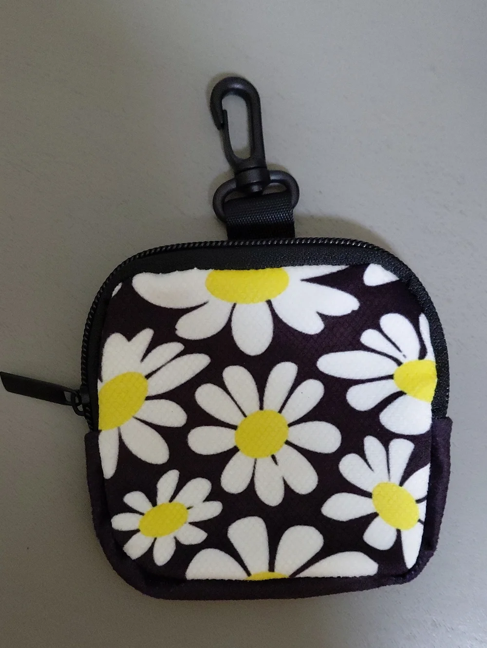 Floral Daisy Storage Clip-on Pouch & Silver Tone Swirl Earrings. New!